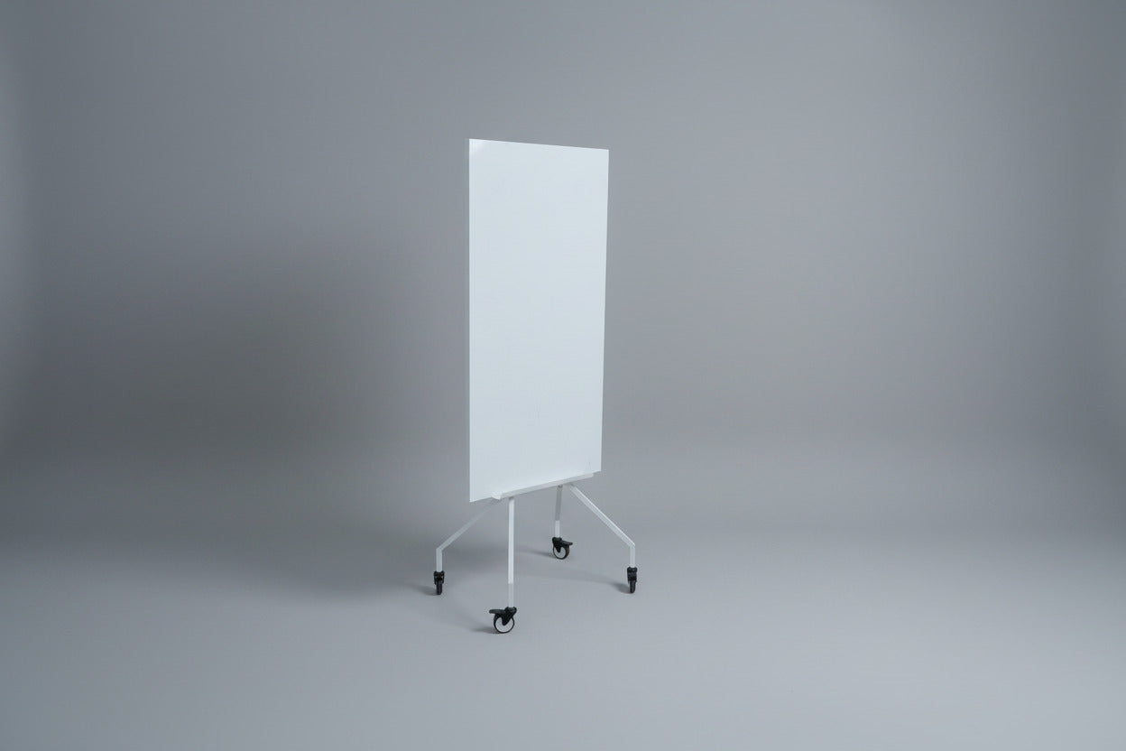 Mobilt whiteboard med hjul og pennebakke set skråt forfra